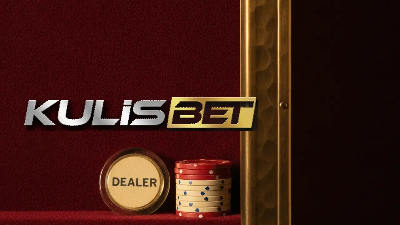 Bordo çuha üzerinde dealer düğmesi, fişler ve Kulisbet logosu